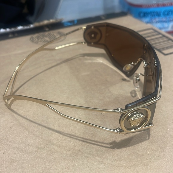 Versace - Picture 2 of 3